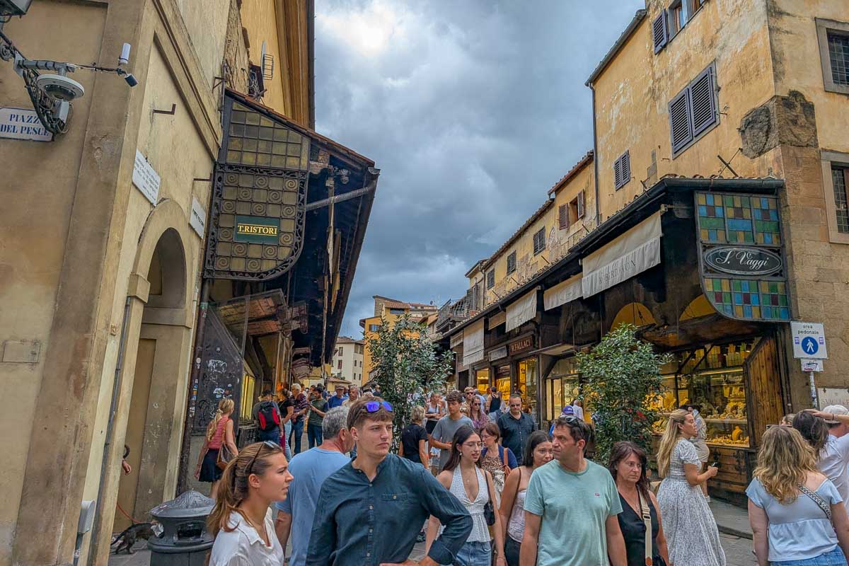 Ponte Vecchio bridge in Florence, Italy, on the Arno River (2)