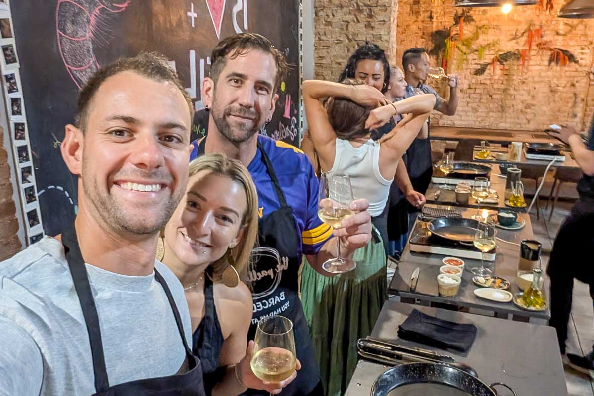 Daniel-and-Bailey-smiling-in-a-kitchen-during-a-Paella-making-class-in-Barcelona-Spain-1