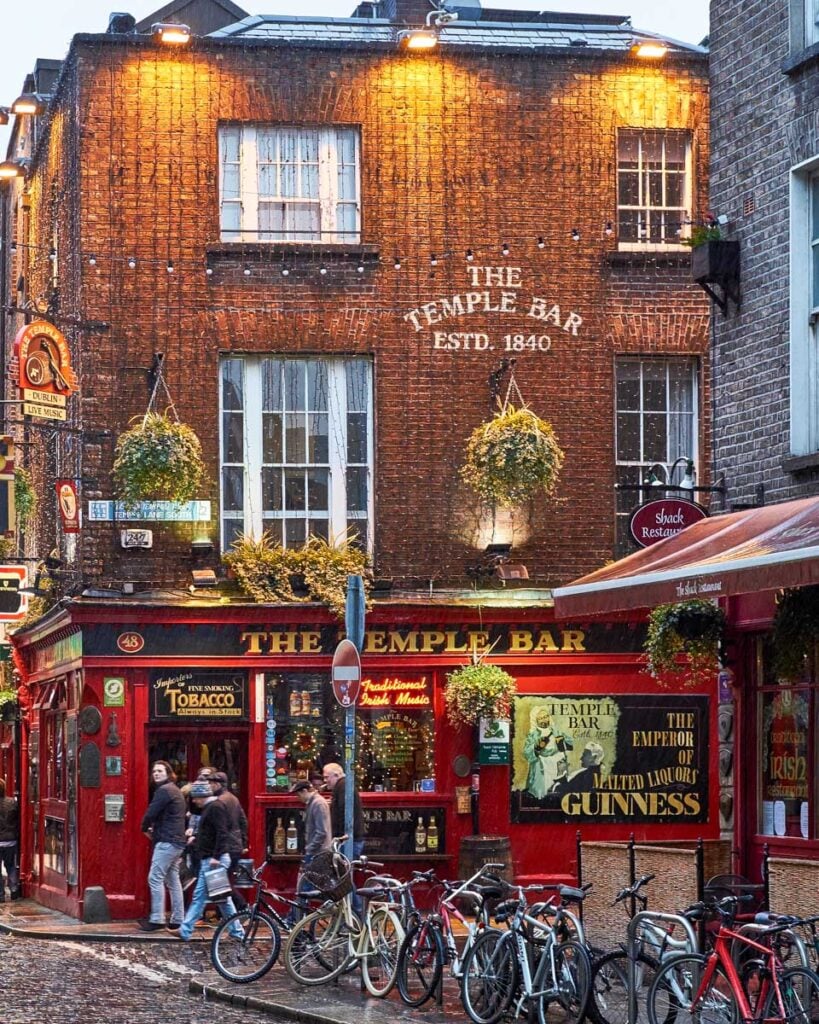 Temple-Bar-on-a-rainy-day-in-Dublin-Ireland