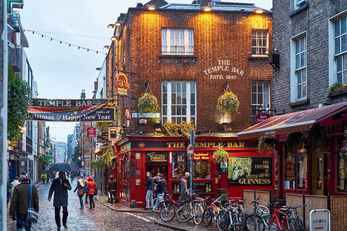 Temple-Bar-street-seen-in-the-evening-in-Dublin-Ireland