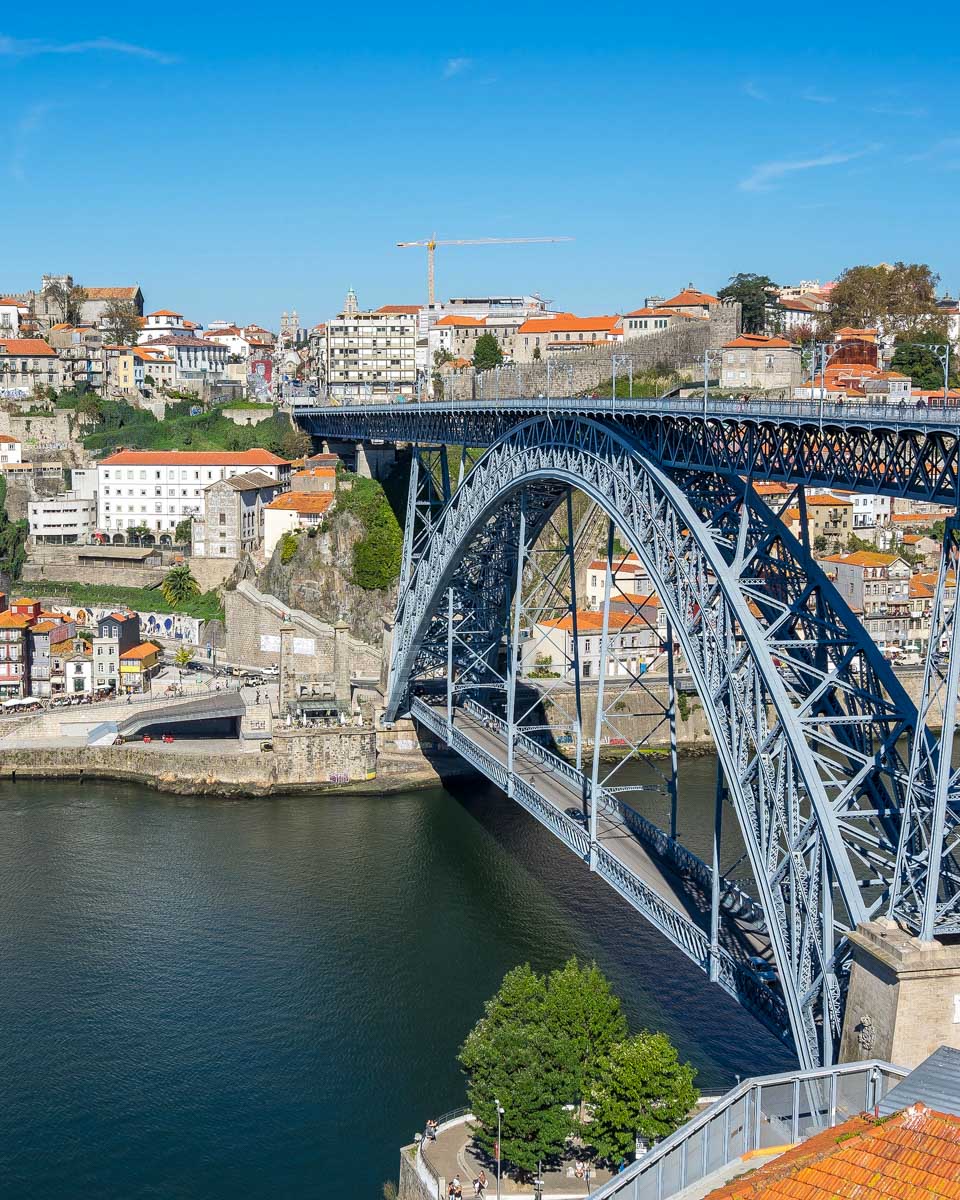dom-luis-i-bridge-in-Porto-Portugal