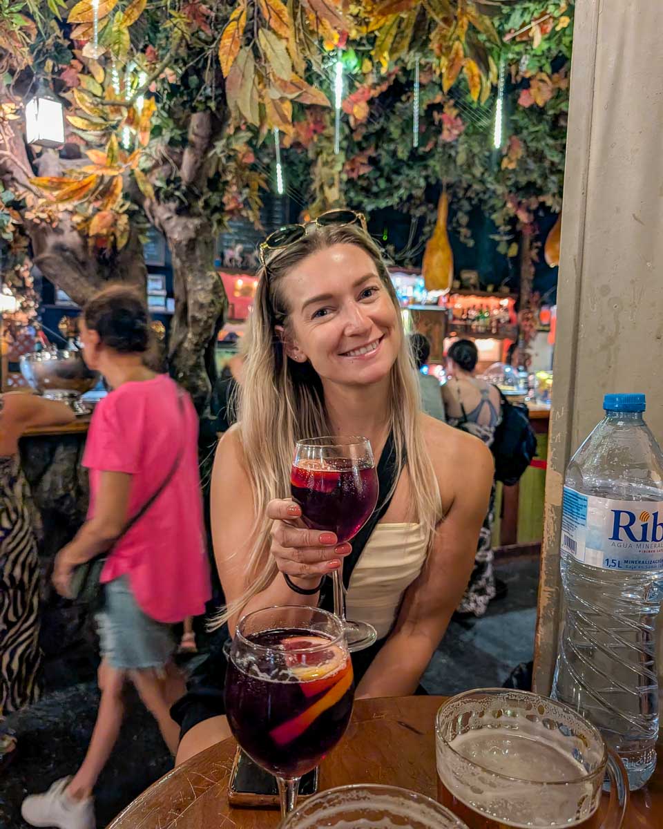 Bailey-holds-a-drink-cocktail-at-El-Bosc-de-les-Fades-in-Barcelona-Spain-2