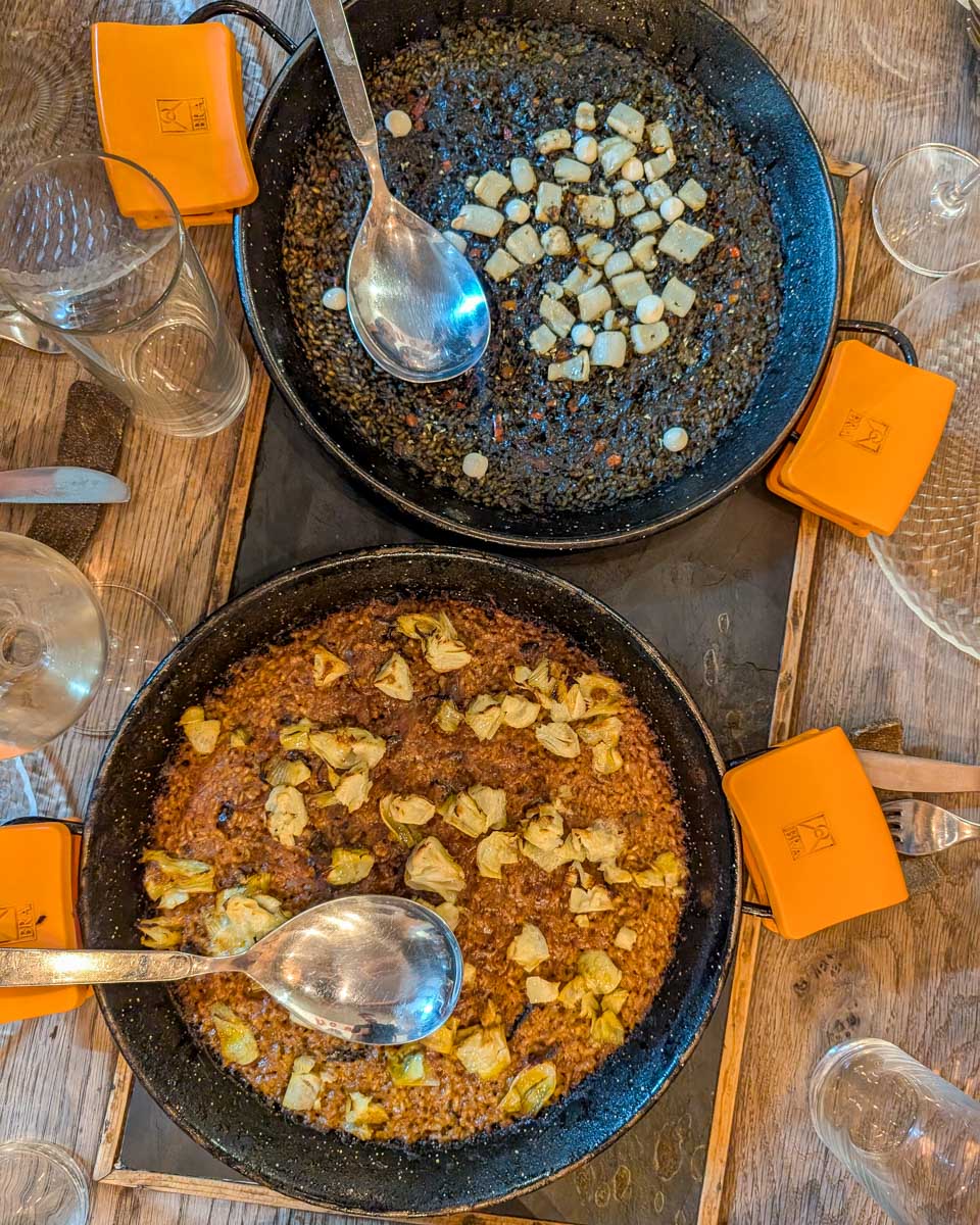 Paella-in-a-pan-during-a-Paella-making-class-in-Barcelona-Spain