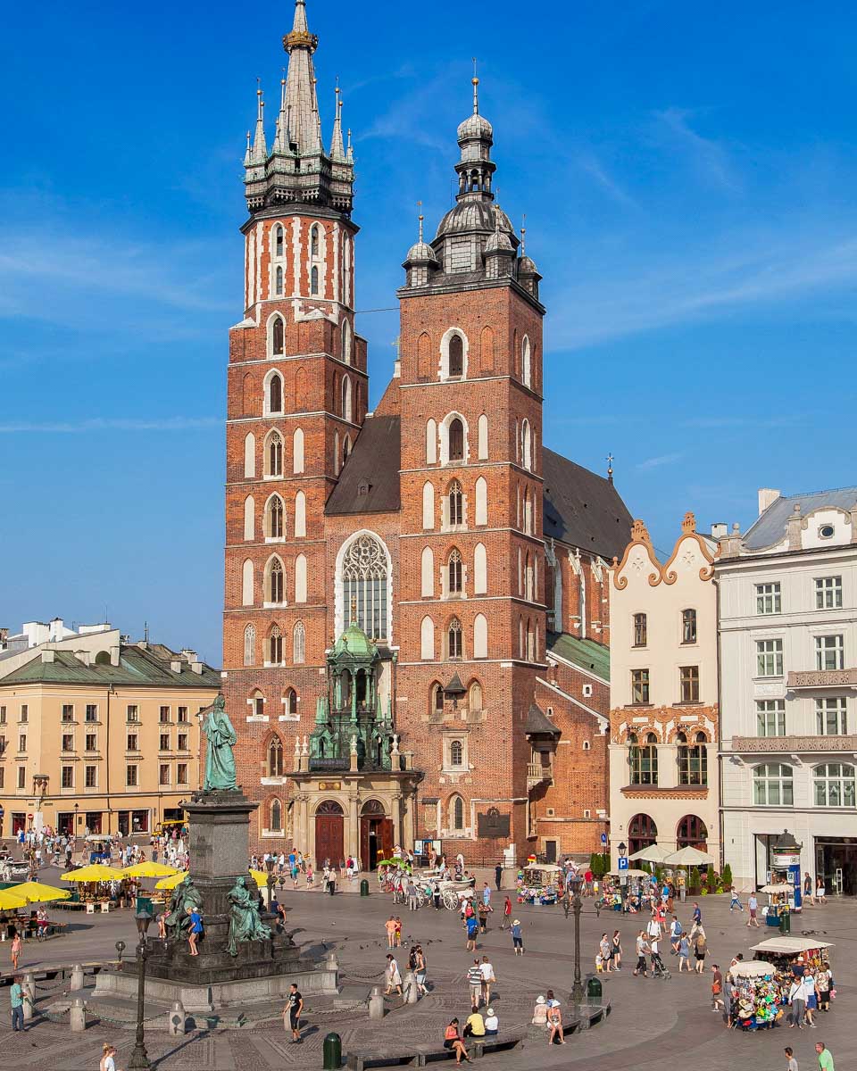 Rynek-Glowny-and-St-Marys-Basilica-in-Krakow-Poland