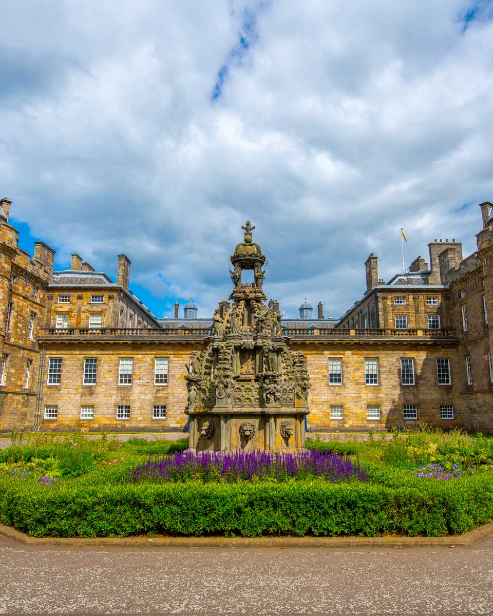 The-Holyrood-Palace-seen-on-the-Royal-Mile-in-Edinburgh-Scotland