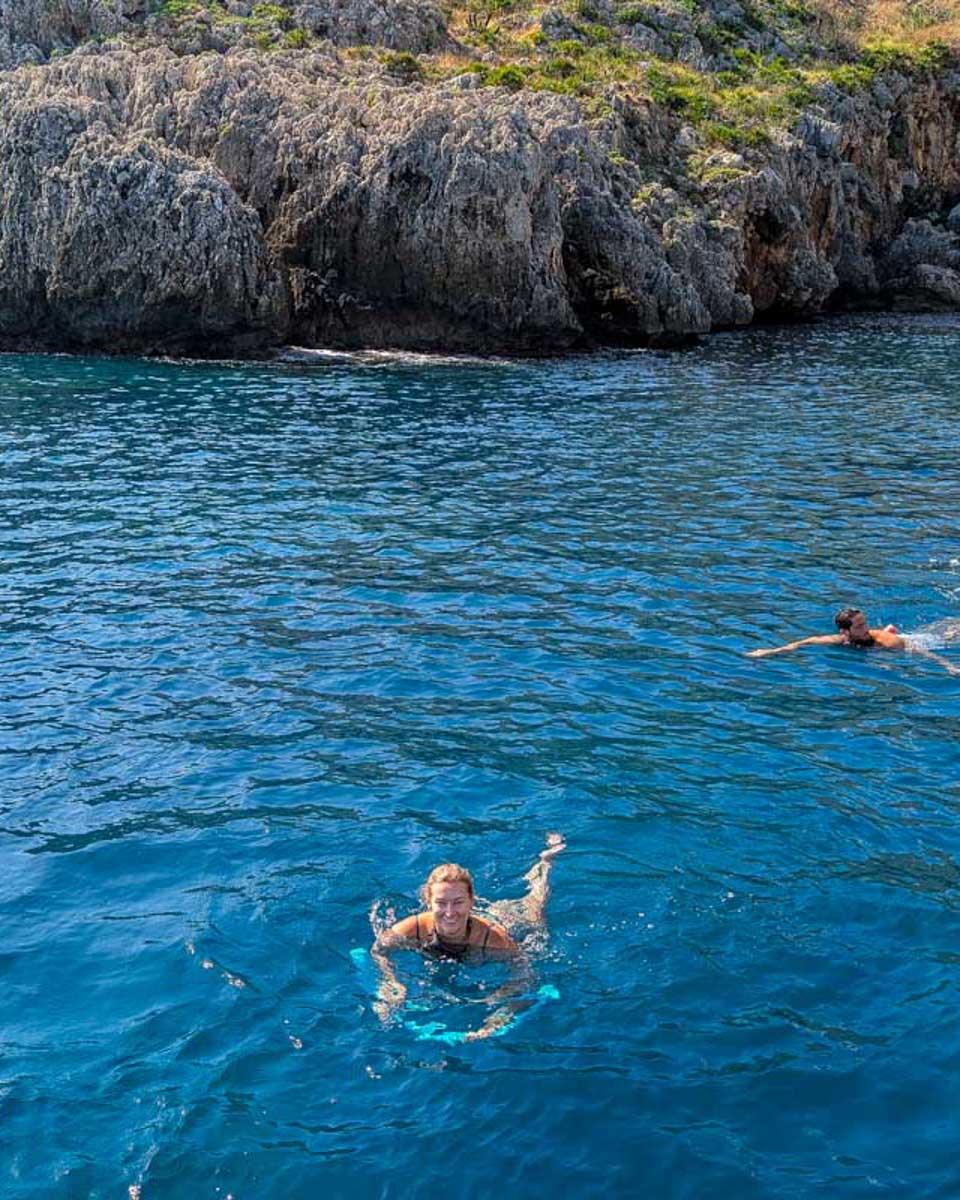 Bailey-swims-on-a-boat-tour-of the Amalfi Coast Italy