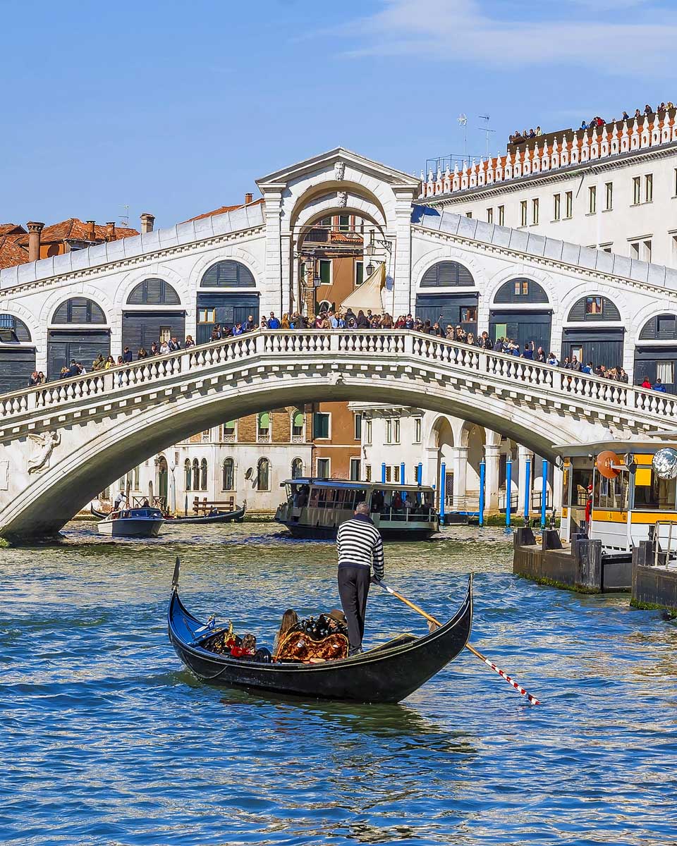 Rialto-Bridge-in-Venice-Italy