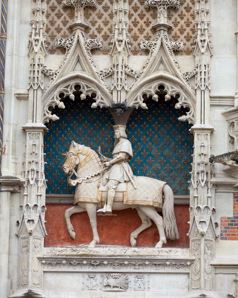 A-statue-of-the-king-at-Loire-Valley-Castle-in-France