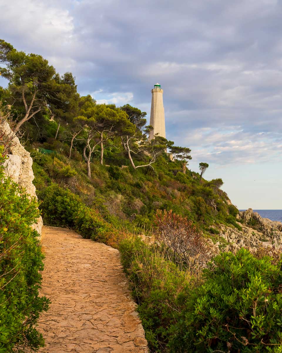 Scenic coastal walking path in Saint-Jean-Cap-Ferrat France (2)