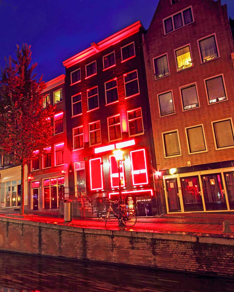 Building-in-the-red-light-district-in-Amsterdam-Netherlands