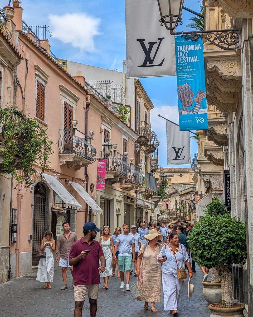Corso-Umberto-street-in-Taormina-Italy