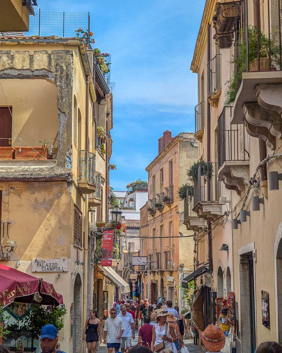 Corso-Umberto-street-with-people-in-Taormina-Italy