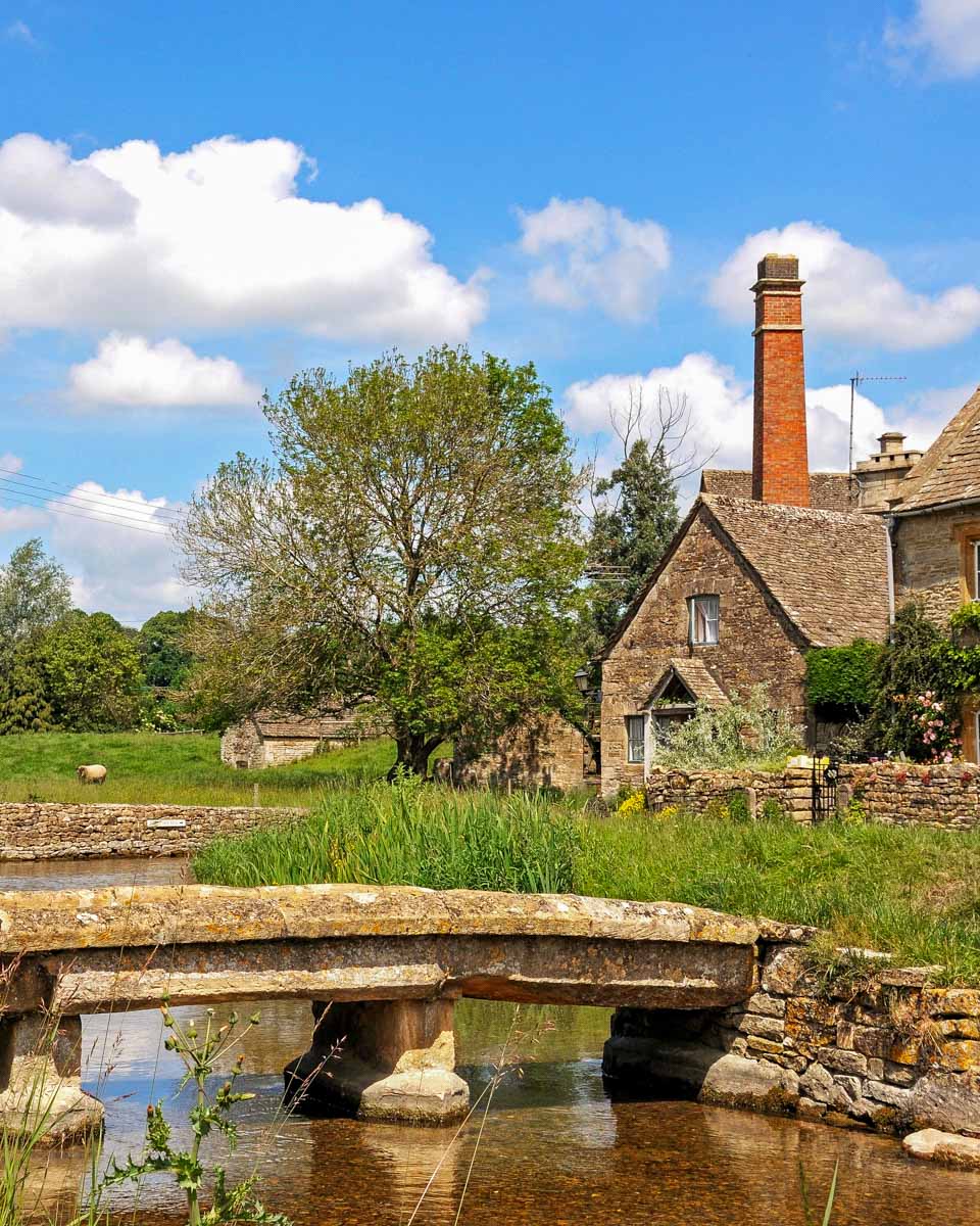 Cottages in Lower Slaughter Cotswolds England (1)