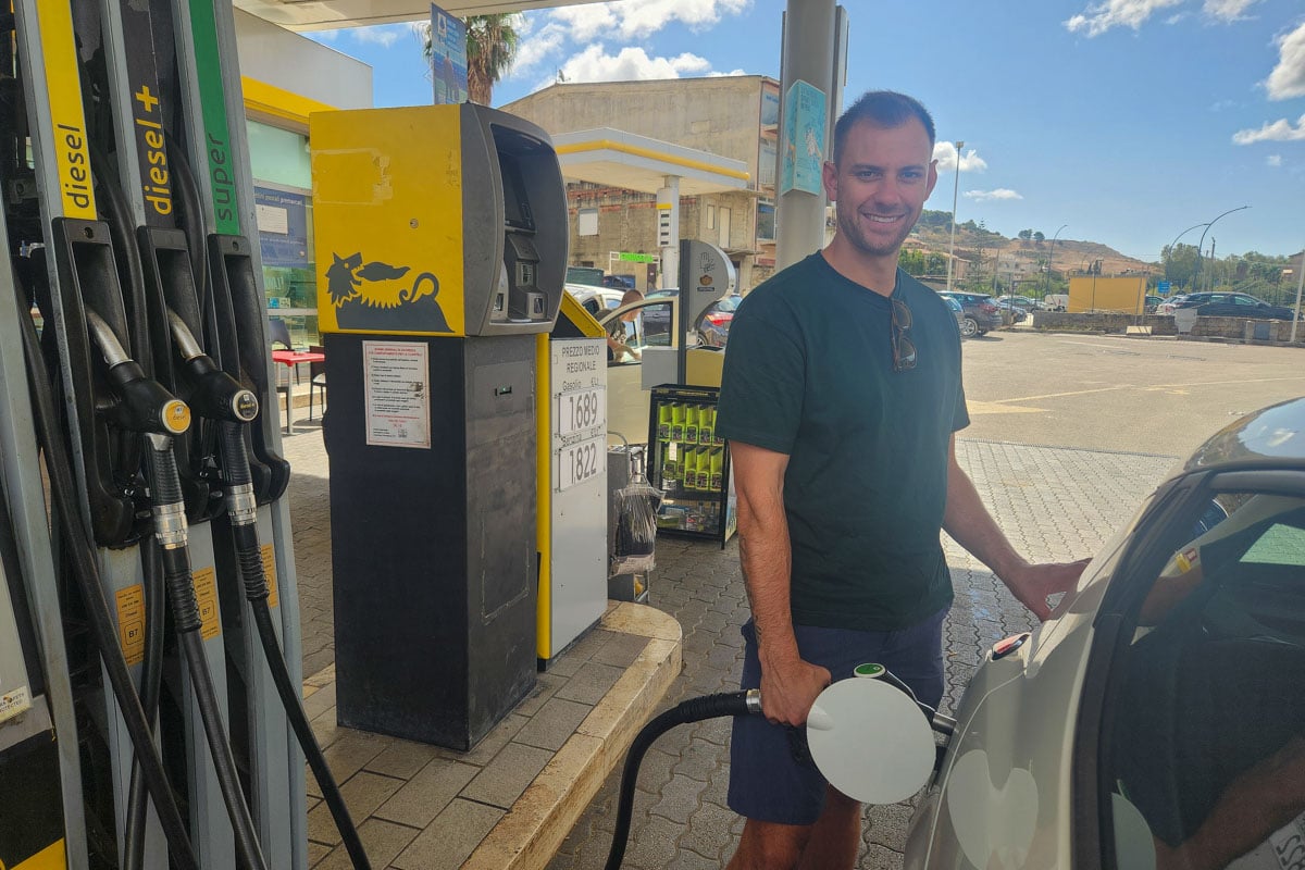 Daniel puts gas in the rental car Italy (2)