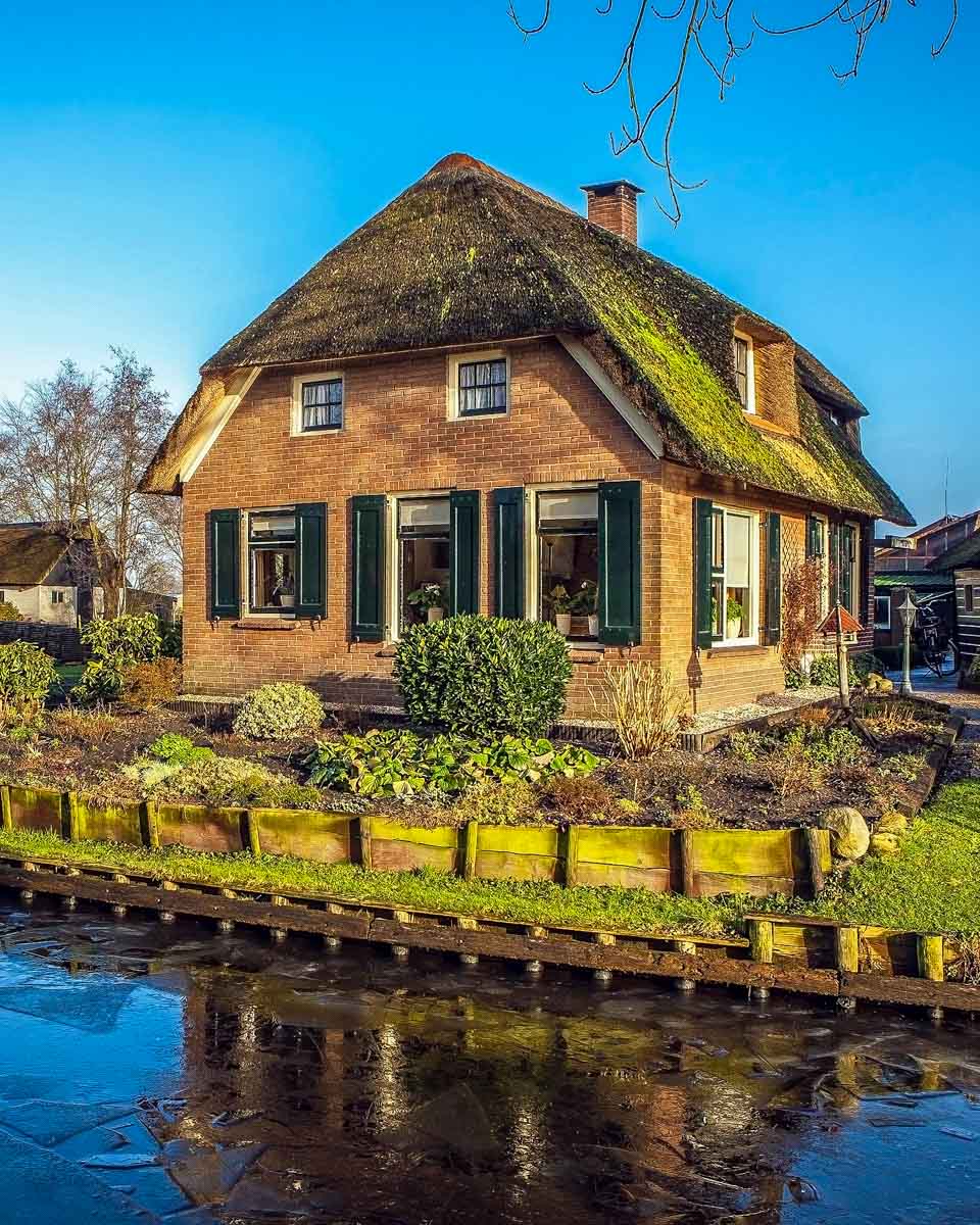 Giethoorn Netherlands houses and canals (2)
