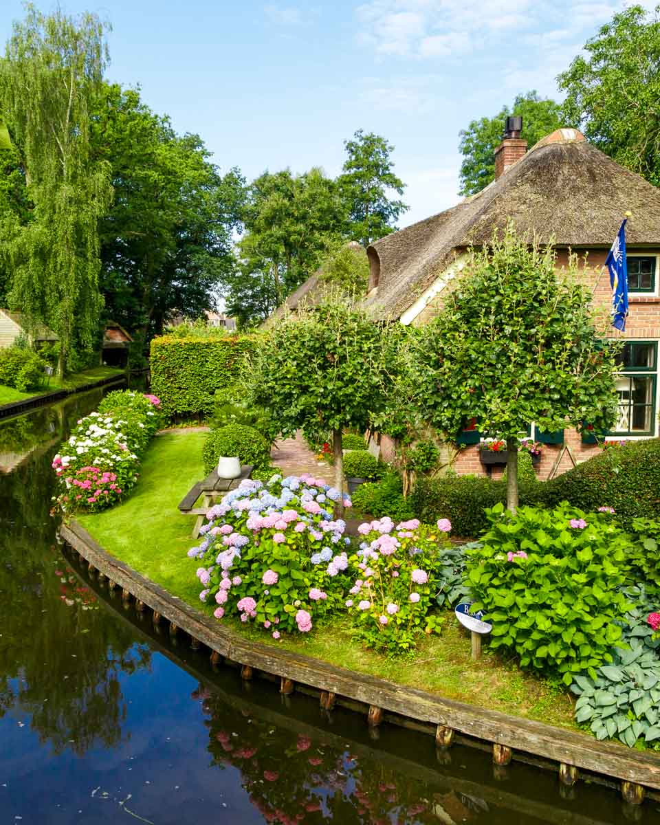 Giethoorn Netherlands houses and canals (3)