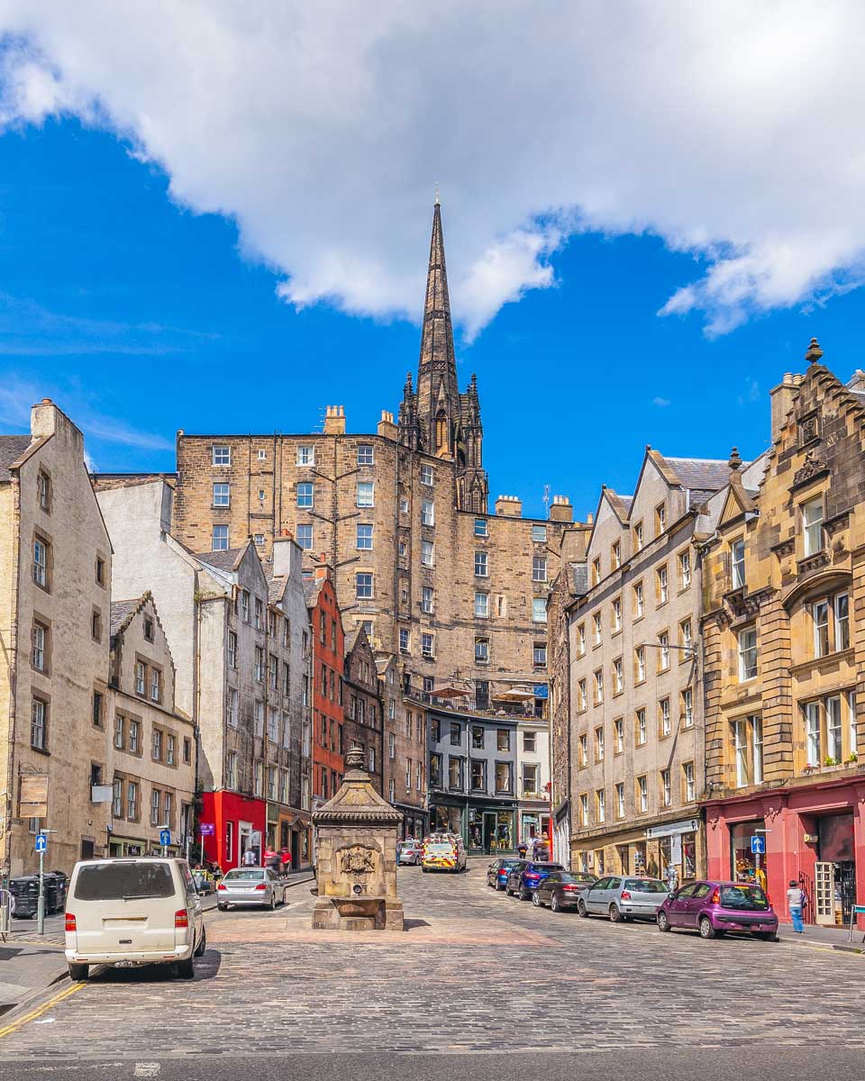 Grassmarket-the-Victoria-Street-in-Edinburgh-Scotland-with-a-view-of-the-castle-2