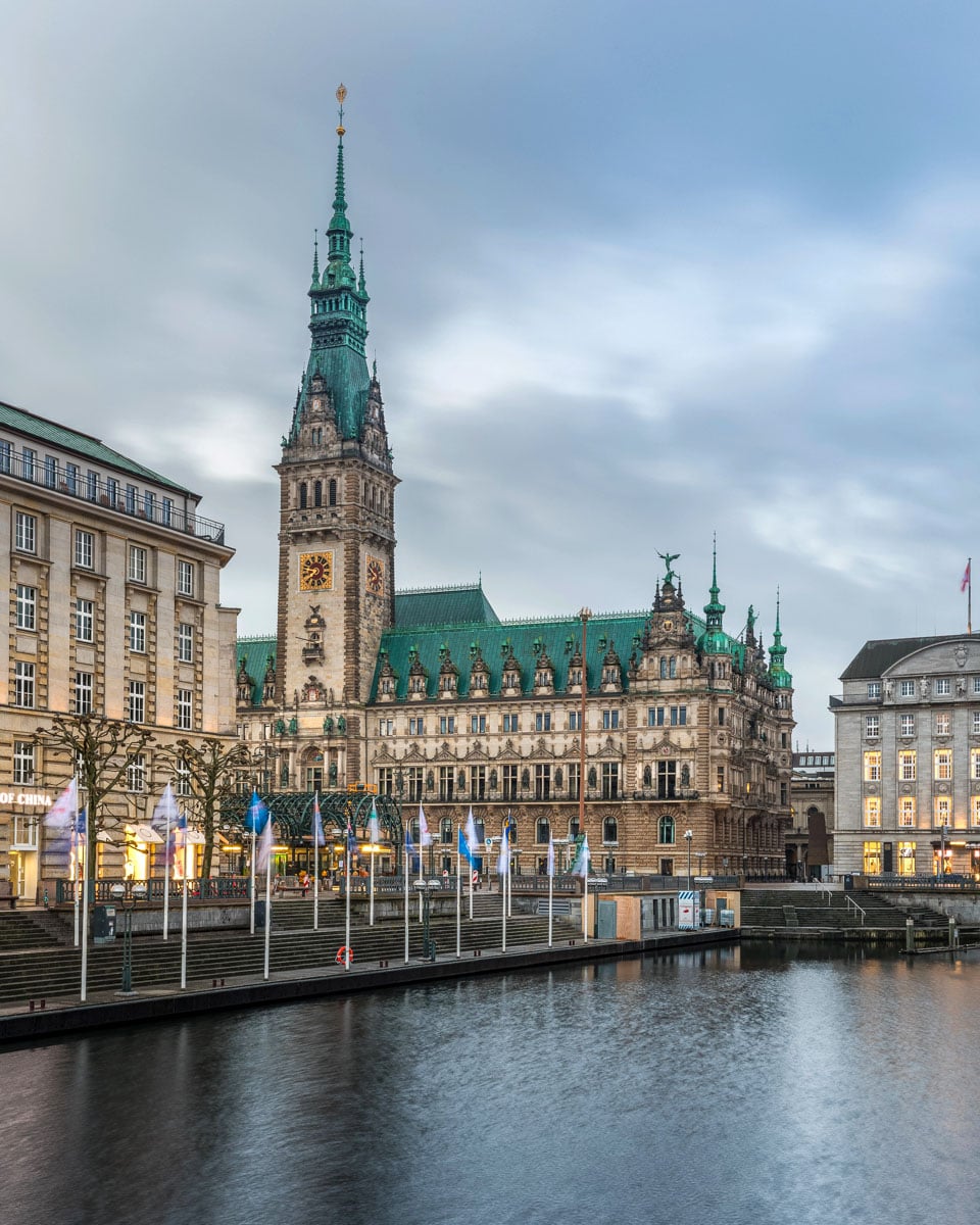 Hamburg Rathaus in the City Cenetr of Hamburg Germany (1)