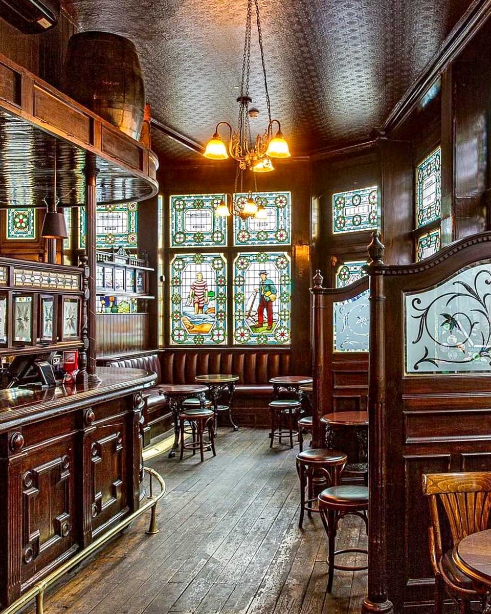 Liquid-History-Tours-a-pub-in-London-England