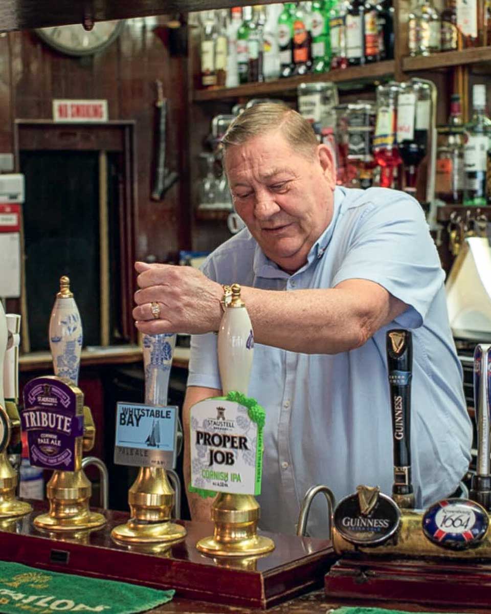 Liquid-History-Tours-man-pours-beer-in-a-pub-London-England