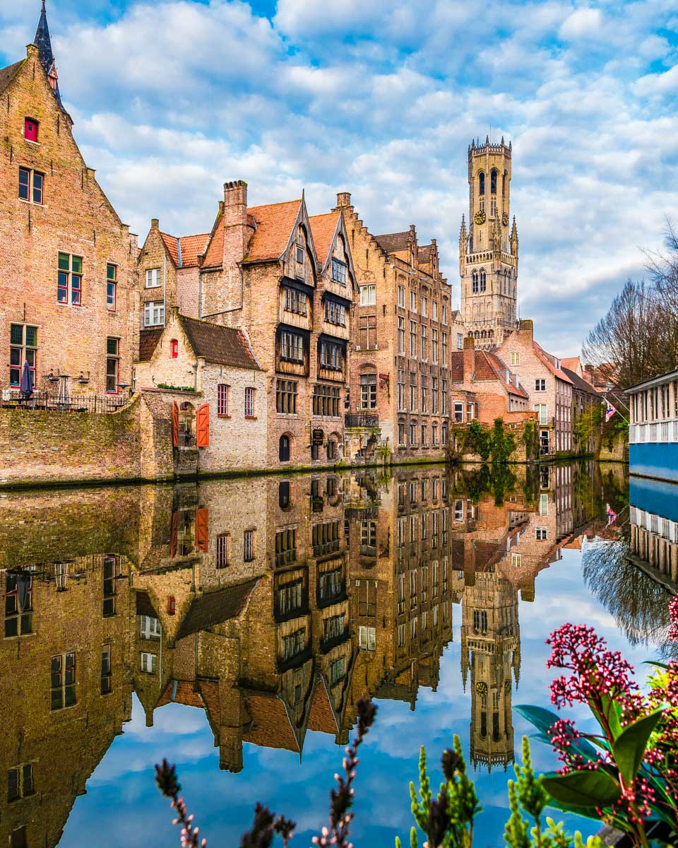 Scenic-view-of-Bruges-canals-and-historic-buildings