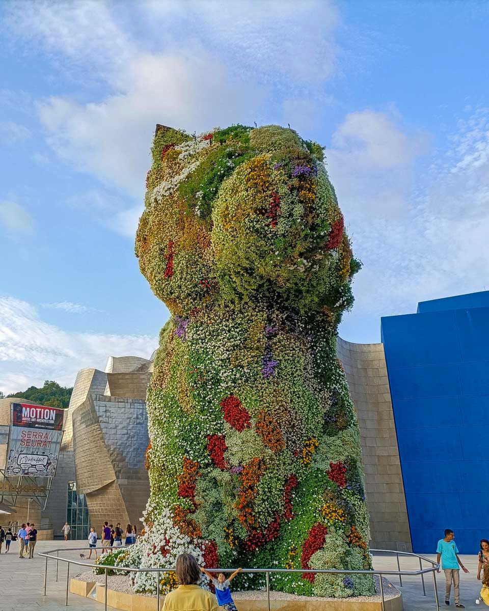 The-flower-dog-seen-at-the-Guggenheim-Museum-on-a-tour-of-Bilbao-Spain