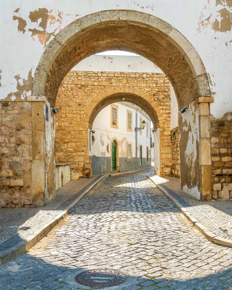 Walking through Old Town (Cidade Velha) in Faro Portugal (1)