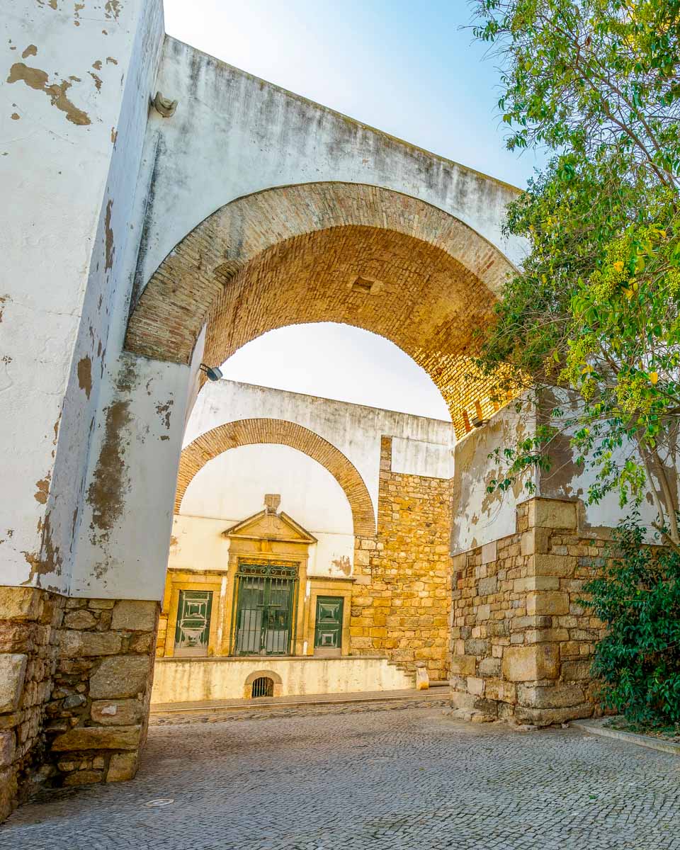 Walking through Old Town (Cidade Velha) in Faro Portugal (2)