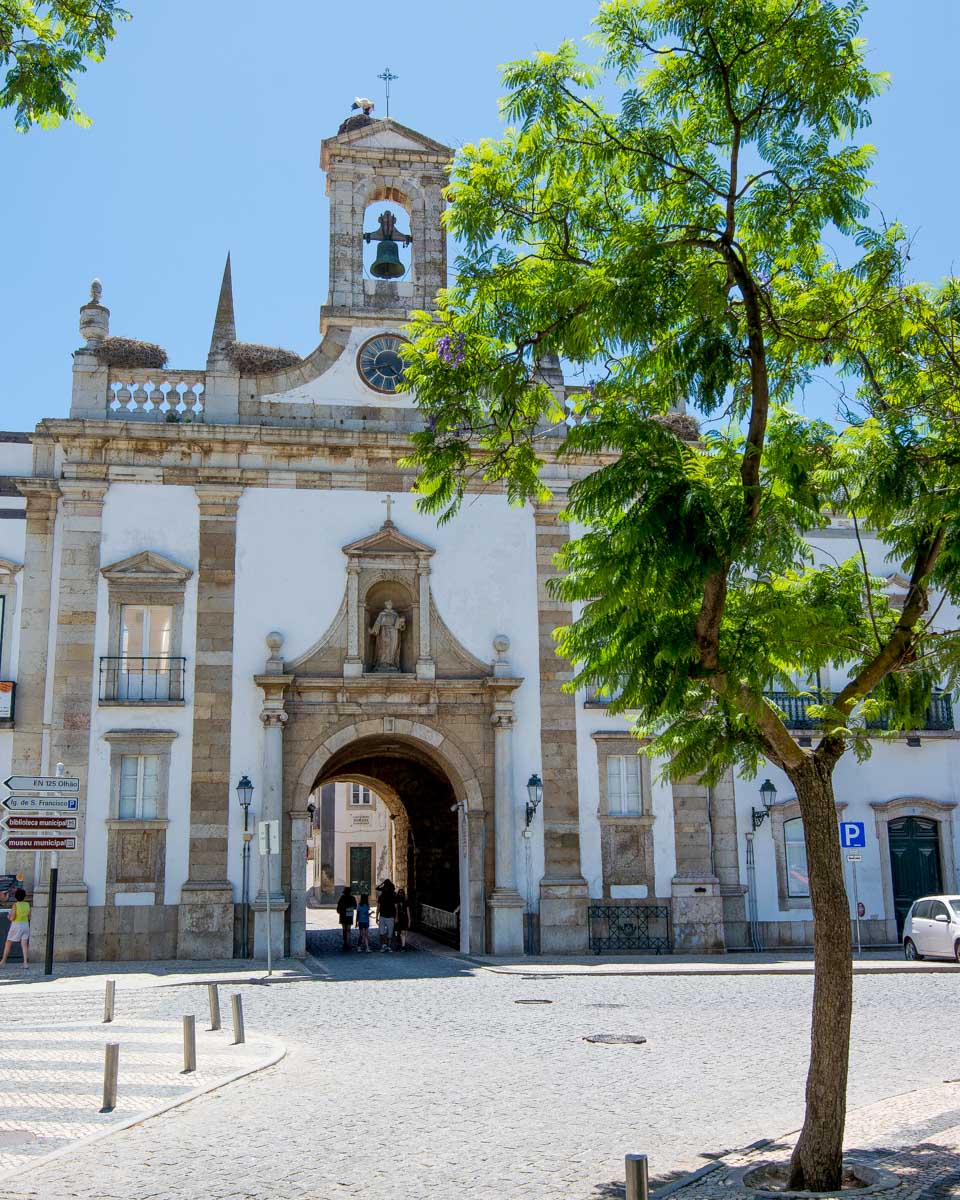 Arco-da-Vila-in-Faro-Portugal