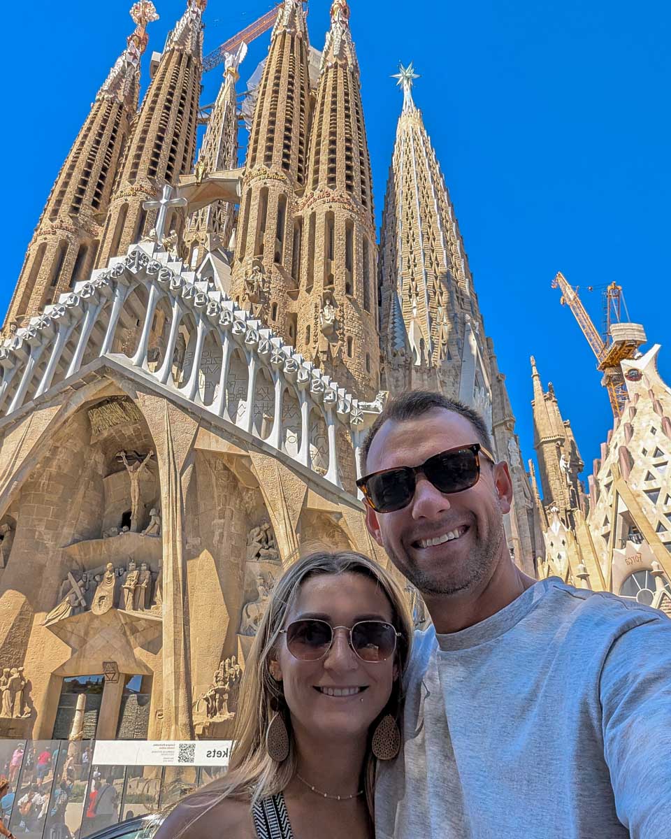 Bailey-and-Daniel-in-front-of-Sagrada-Familia-in-Barcelona-Spain