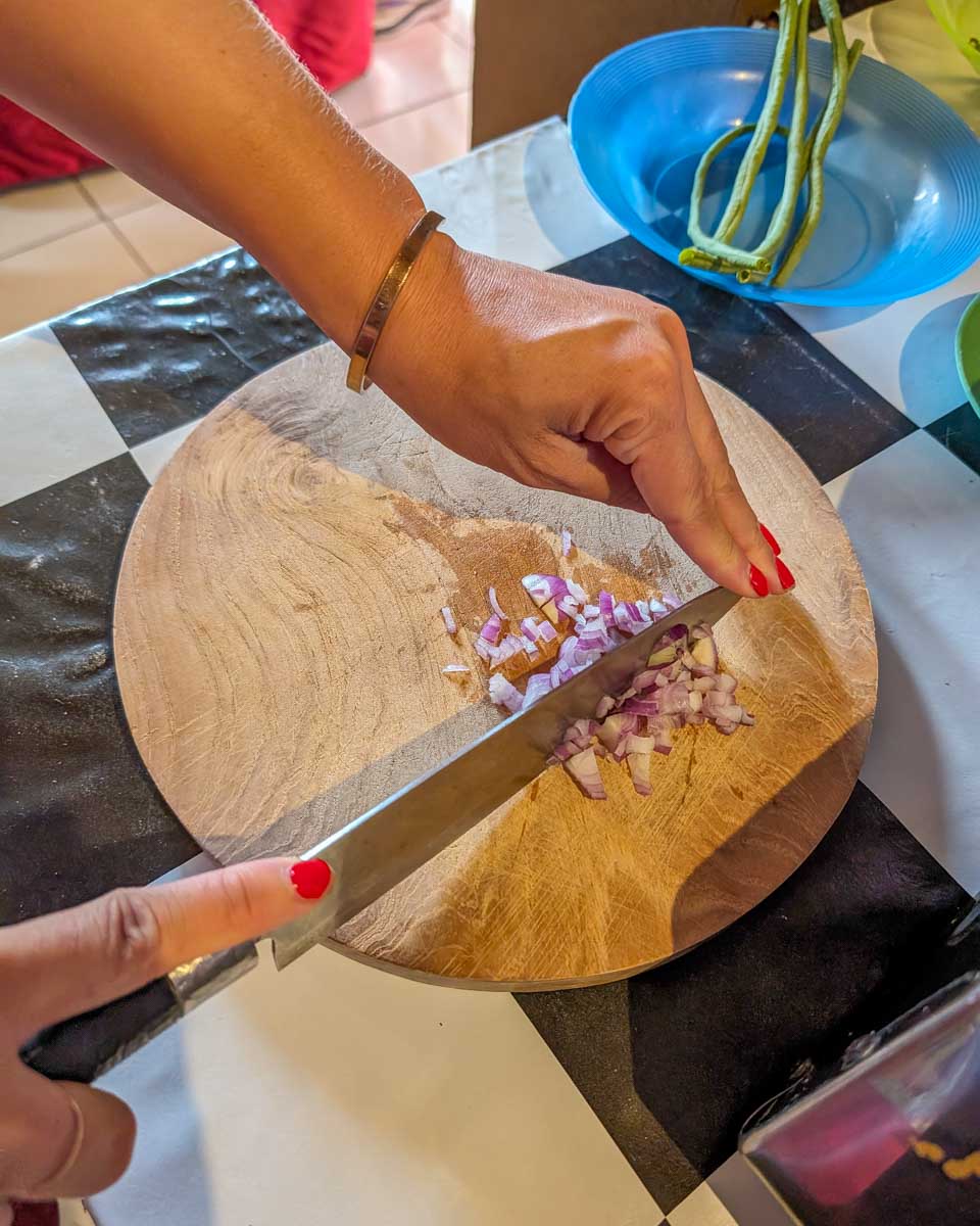 Bailey-chops-vegtables-during-a-cooking-class-in-Portugal