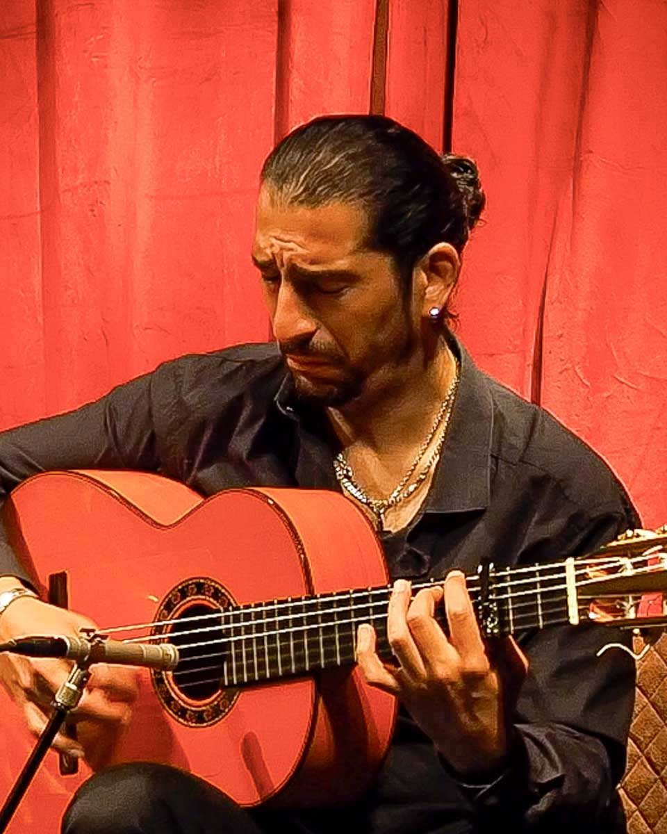 Flamenco-Casa-Sors-a-man-playing-guitar-Barcelona-Spain
