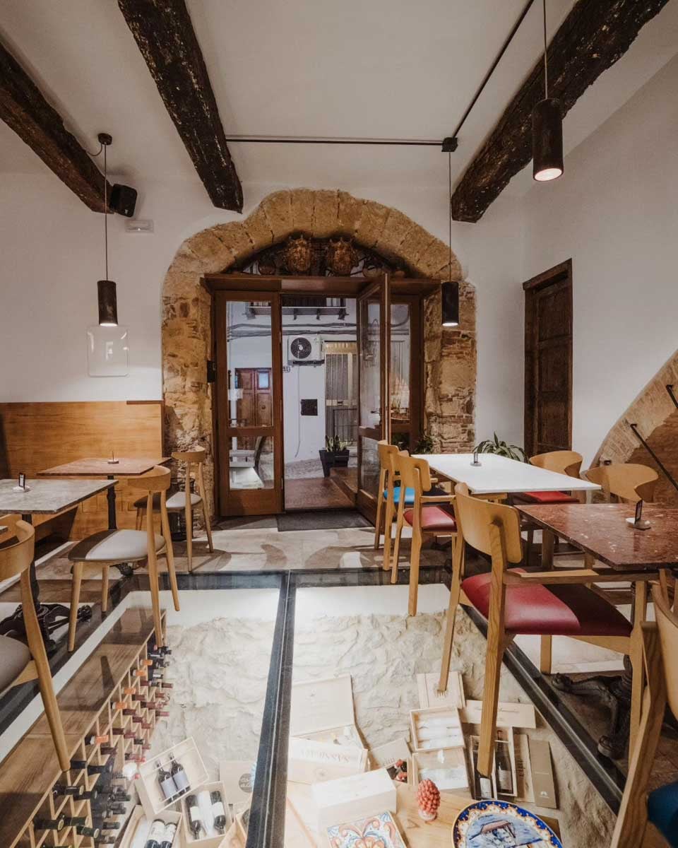 La Cave Enoteca Wine Bar in Cefalu Italy 1