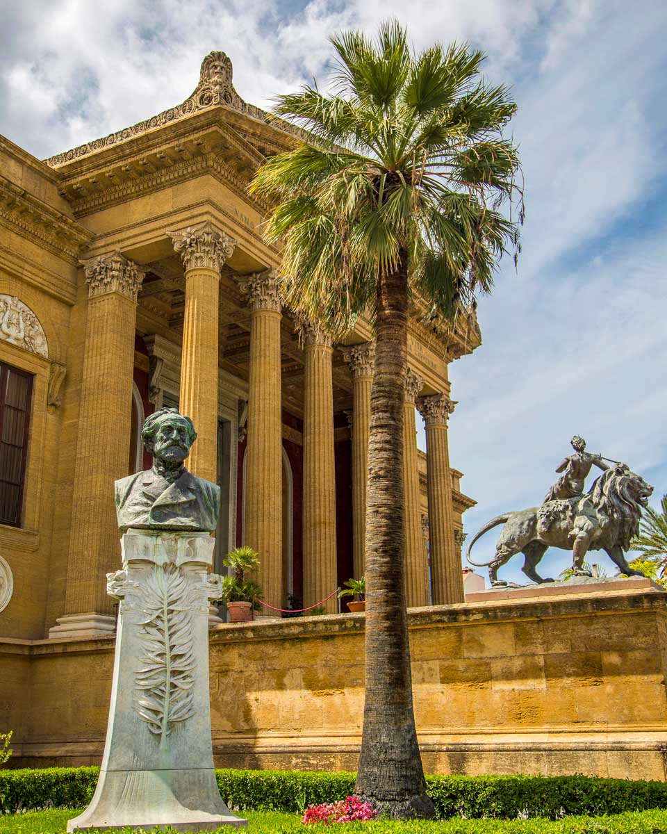 Teatro-Massimo-in-Palermo-Sicily-Italy-seen-on-a-tour