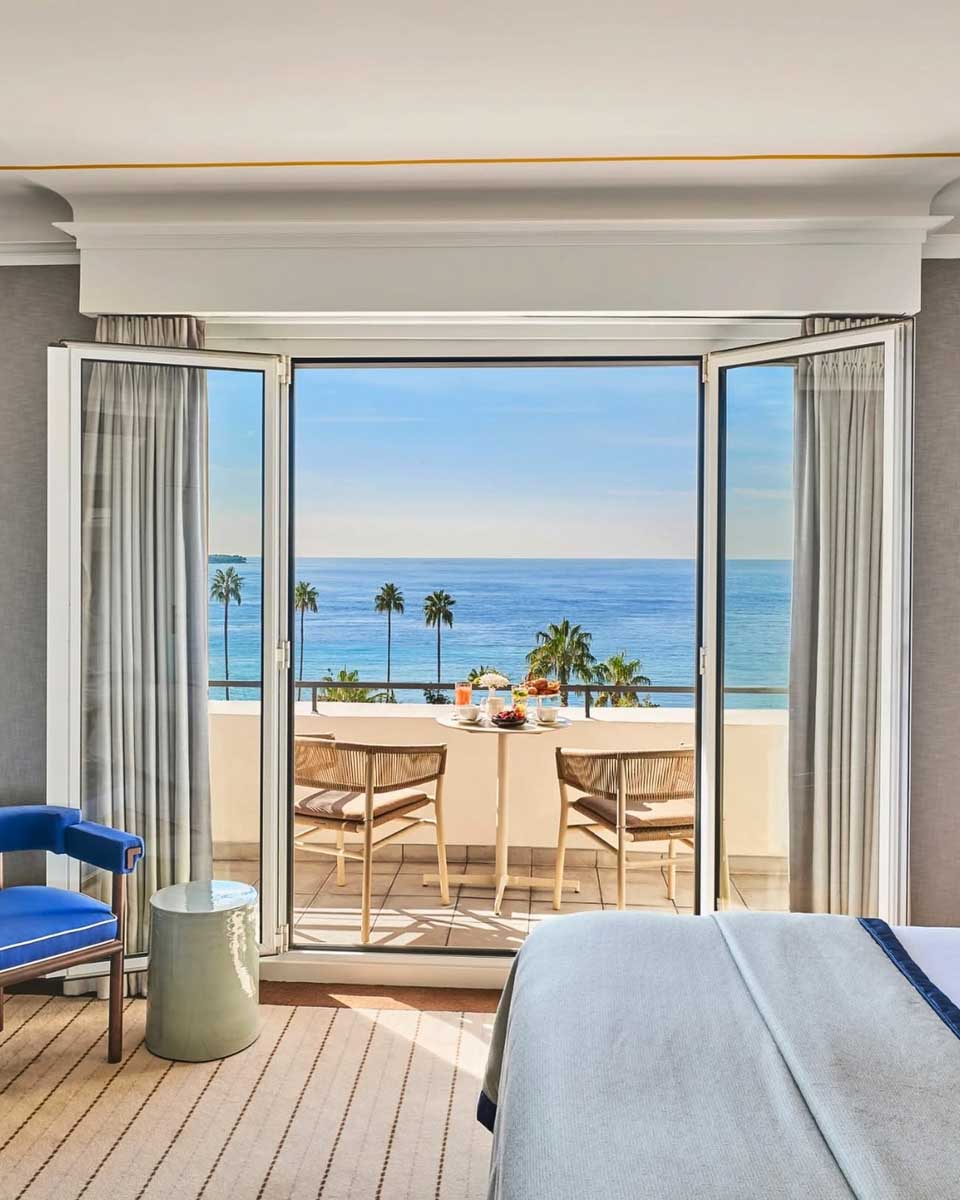 Hotel room with a balcony and ocean view at Hôtel Barrière Le Majestic Cannes