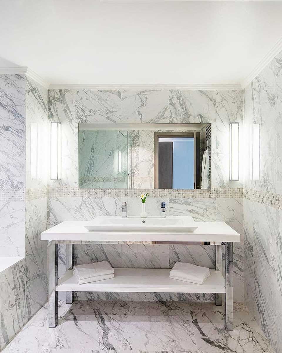 The bathroom at Juliana Hotel Cannes